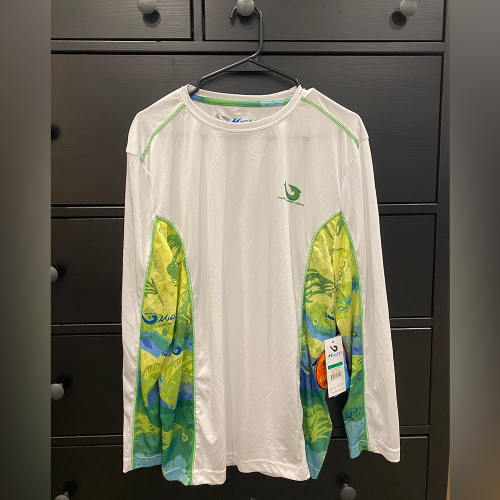 Mojo SPF long sleeve fishing shirt. TAGS ON NEVER USED. Size L.